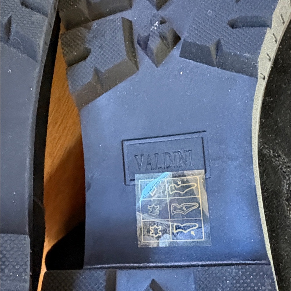Valdini Suede Bootie. Side zipper. Will fit size 8.5. - Picture 6 of 9